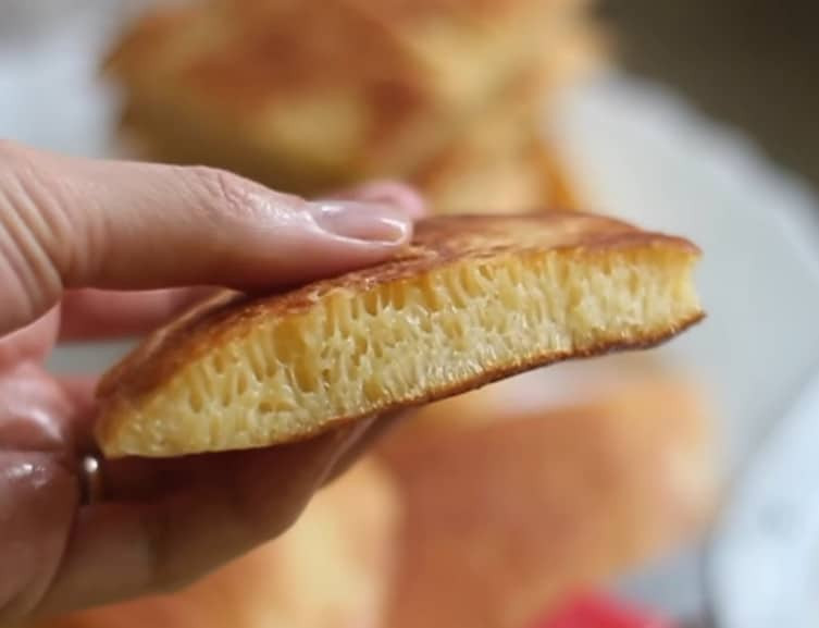 Đổ bột bánh bò vào khuôn chuẩn bị nướng