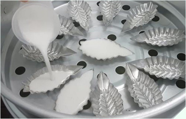 Đổ bột vào khuôn bánh bò và chuẩn bị hấp