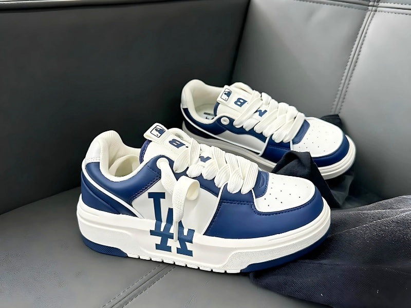 Đôi giày sneaker thời trang, món quà tặng sinh nhật bạn trai cá tính, năng động và phong cách.