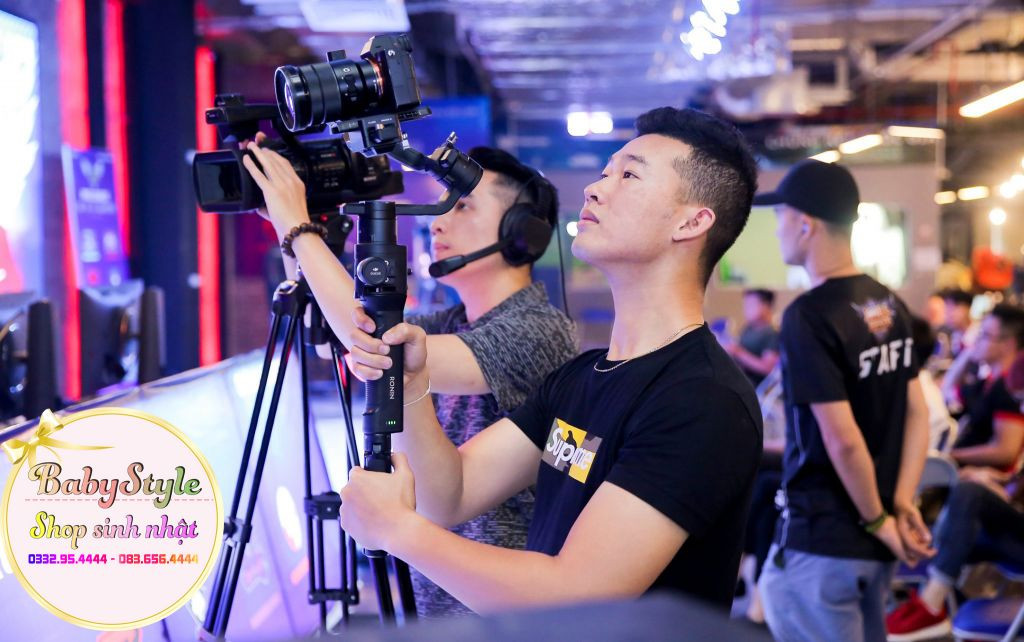 Đội ngũ quay phim và chụp ảnh chuyên nghiệp tại buổi tiệc