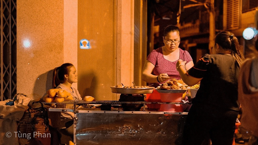 Đôi tay nhanh nhẹn của người bán bánh mì chờ Phan Thiết