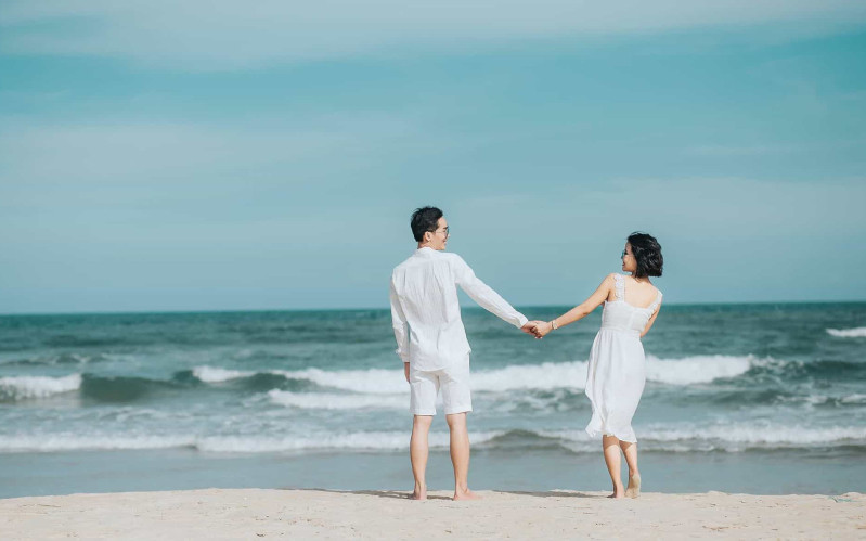 Đôi vợ chồng nắm tay nhau dạo bước, thể hiện sự gắn kết và những lời chúc sinh nhật vợ hay nhất