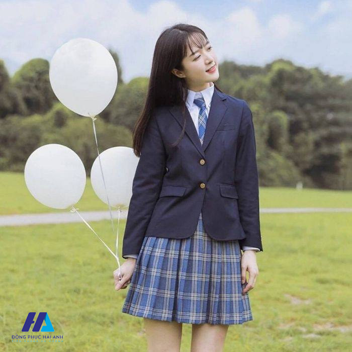 Đồng phục mùa đông học sinh Nhật Bản kết hợp áo gile len và áo khoác blazer, giữ ấm hiệu quả