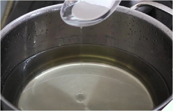 Đun nước đường để hòa quyện vào bột bánh bò