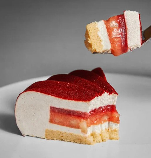 Entremet đỏ với lớp glaze sáng bóng