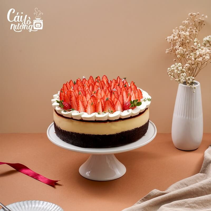Flan Gato Strawberry với dâu tây tươi trang trí đẹp mắt cho tiệc sinh nhật