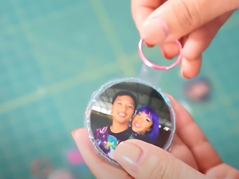 Gắn khoen và hoàn thành móc khóa handmade làm quà sinh nhật tặng mẹ