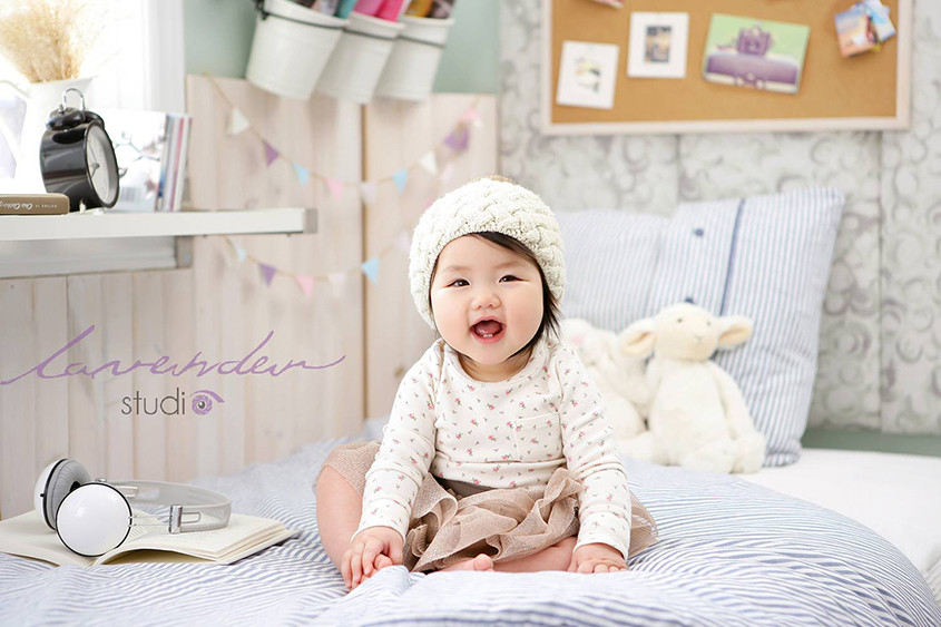 gia đình hạnh phúc chụp ảnh cùng bé trong buổi tiệc sinh nhật, ý tưởng chụp ảnh gia đình