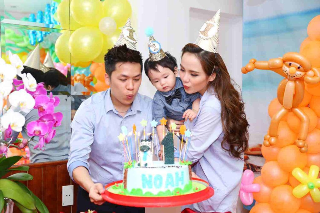 gia đình mừng thôi nôi cho bé