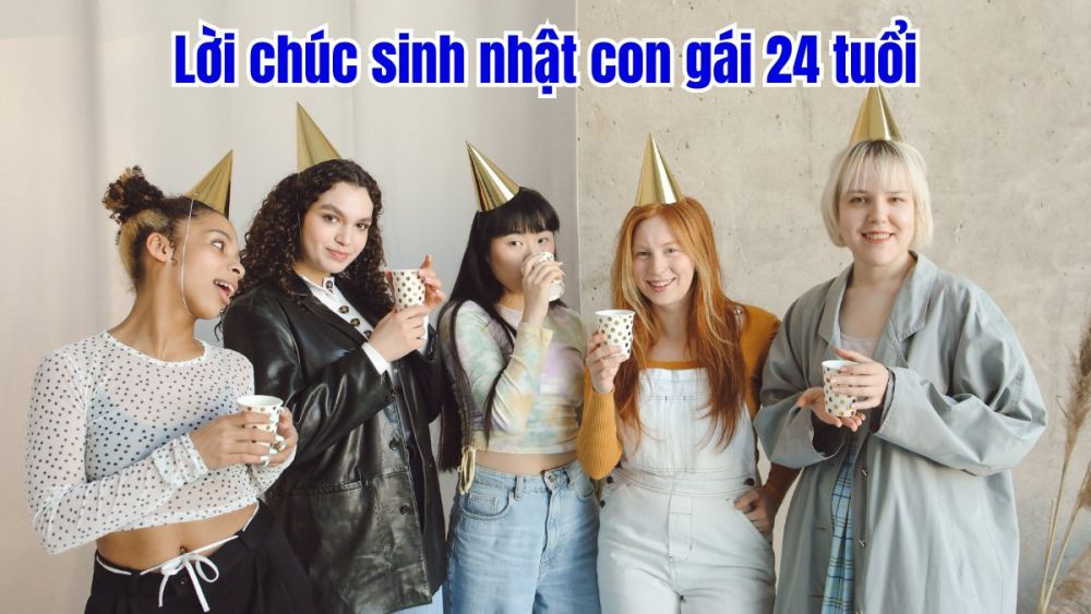 Gia đình quây quần bên bánh sinh nhật