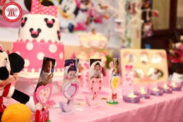 Gia đình sum vầy bên bánh kem mừng sinh nhật 1 tuổi của bé yêu, khoảnh khắc đáng nhớ.