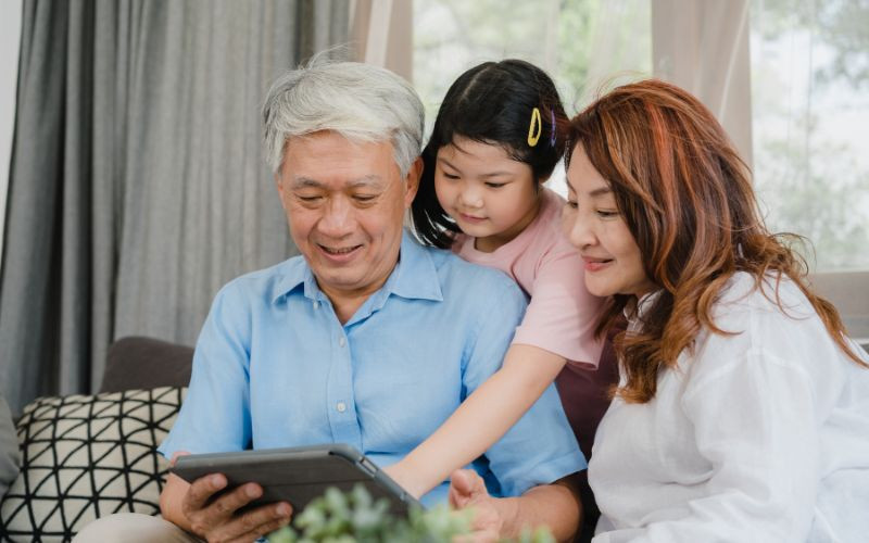 Gia đình sum vầy bên bánh sinh nhật người lớn mừng thọ
