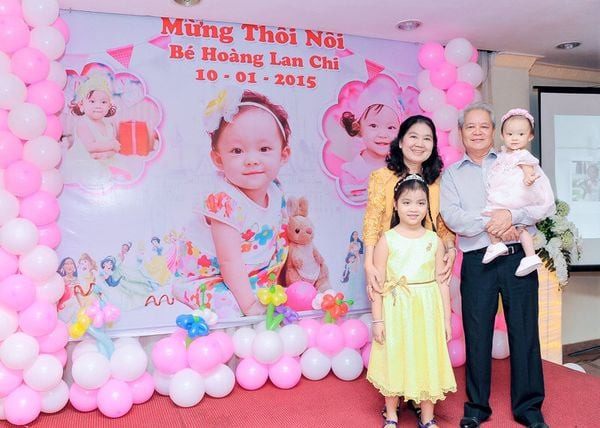 Gia đình trên sân khấu sinh nhật