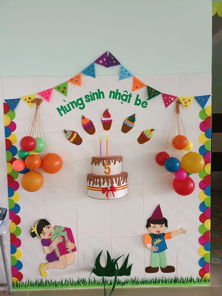 Góc sinh nhật lớp lá được trang trí tinh tế với chủ đề thiên nhiên