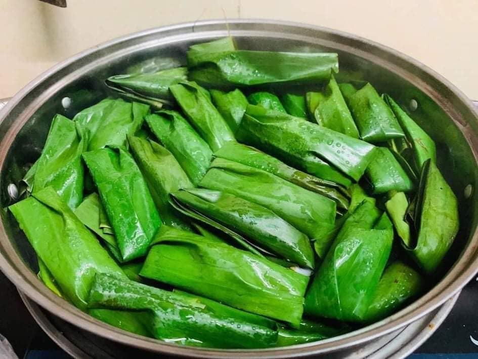 Gói bánh bột lọc bằng lá chuối