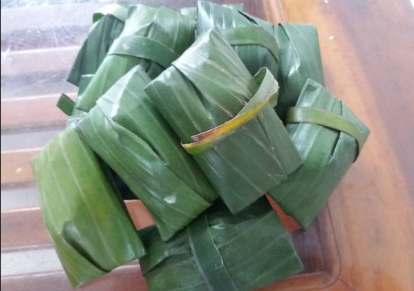 Gói bánh gai bằng lá chuối