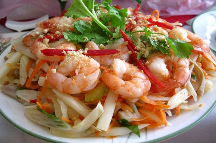 Gỏi tôm thịt bánh phồng hấp dẫn
