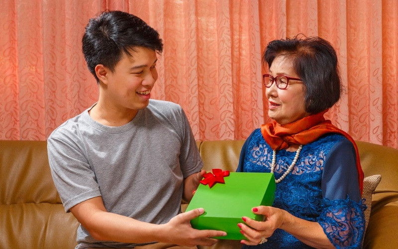 Gửi gắm lời chúc sinh nhật mẹ vợ ý nghĩa trên thiệp mừng được chọn lựa kỹ càng.