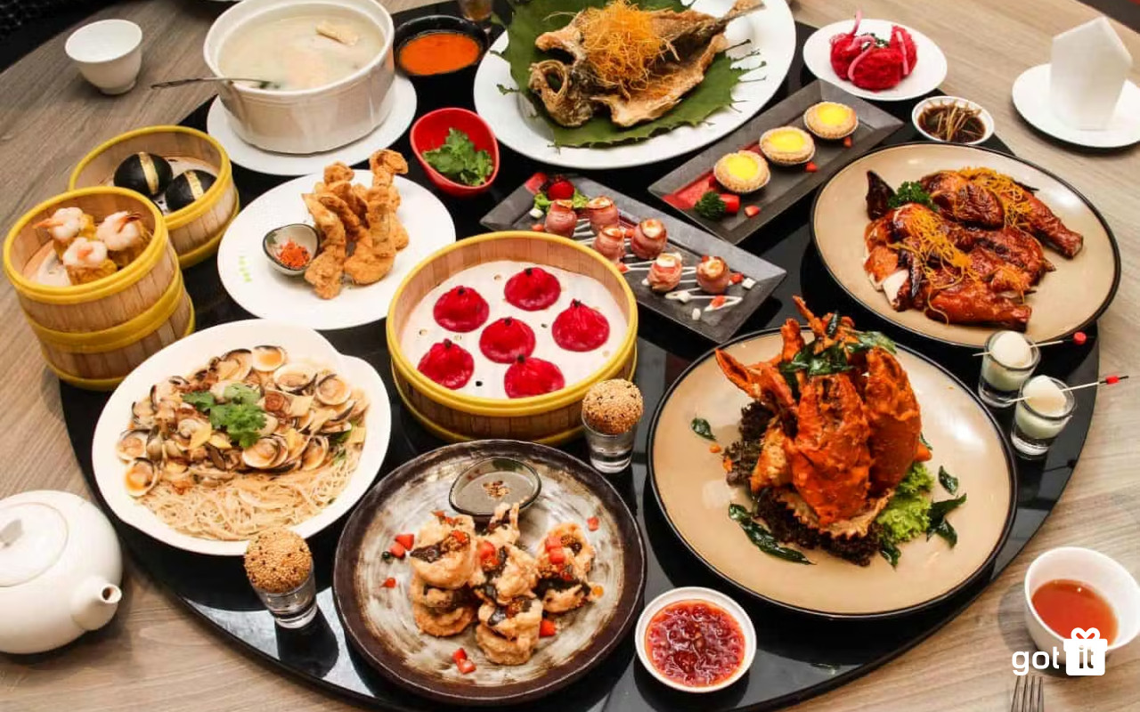 Hai bạn nữ đang vui vẻ thưởng thức bữa ăn tại nhà hàng