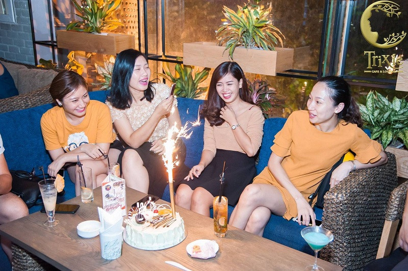 Hai chị em gái vui vẻ, minh họa lời chúc mừng sinh nhật dài giữa những người thân