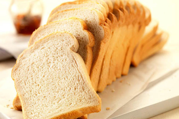 Hâm nóng bánh mì đông lạnh bằng lò vi sóng để có món bánh giòn thơm như mới