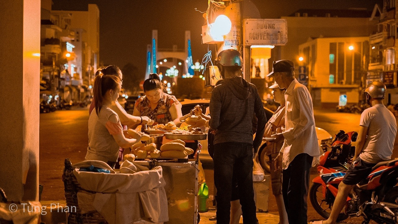 Hàng bánh mì chờ Phan Thiết tấp nập khách hàng vào buổi tối