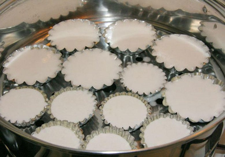 Hấp bánh bò trên xửng cho đến khi chín và nở bung