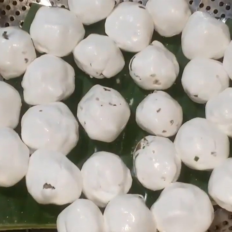 Hấp bánh hòn trên xửng có lót lá chuối để bánh không dính.