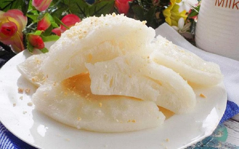 Hình ảnh bánh bò hấp truyền thống với rễ tre nở xốp
