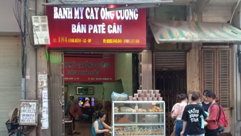 Hình ảnh bánh mì cay Ông Cuông, món ăn vặt đặc trưng của Hải Phòng.