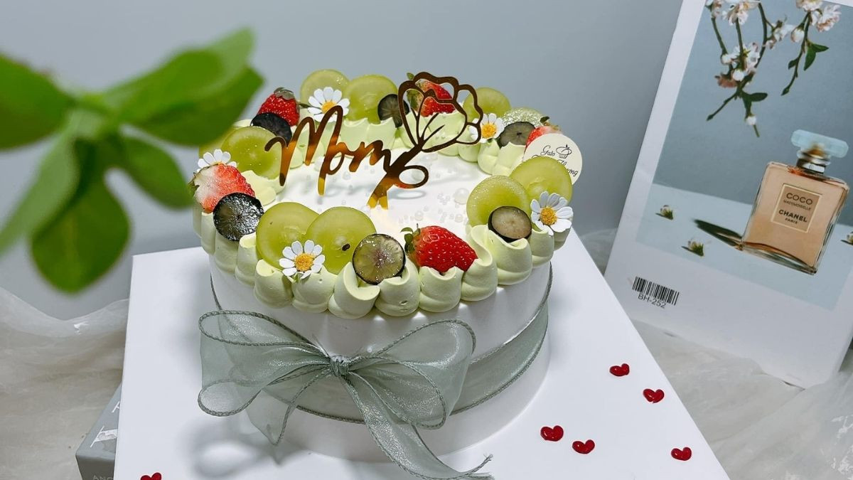 Hình ảnh bánh sinh nhật sang trọng, trang nhã với tông màu nhẹ nhàng