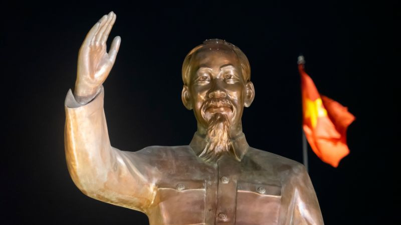 Hình ảnh các hoạt động kỷ niệm ngày sinh Chủ tịch Hồ Chí Minh, với cờ đỏ sao vàng và biểu ngữ