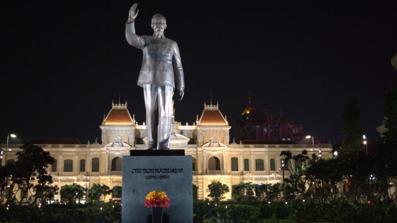 Hình ảnh các khẩu hiệu tuyên truyền kỷ niệm ngày sinh Chủ tịch Hồ Chí Minh, thể hiện tinh thần đoàn kết và biết ơn