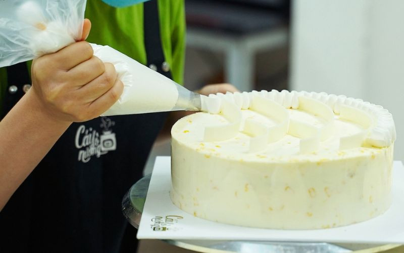 Hình ảnh chiếc bánh sinh nhật với lời chúc viết tay độc đáo dành tặng bạn thân, thể hiện tình cảm qua từng nét chữ.