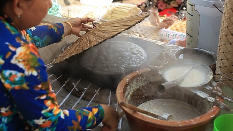 Hình ảnh minh họa các tấm bánh tráng mỏng xếp chồng lên nhau, thể hiện thành phẩm của quá trình sản xuất bánh tráng.