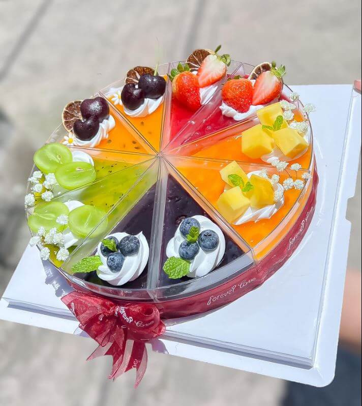 Hình ảnh một chiếc bánh sinh nhật panna cotta trang trí nhiều loại trái cây tươi ngon được xếp tròn đẹp mắt