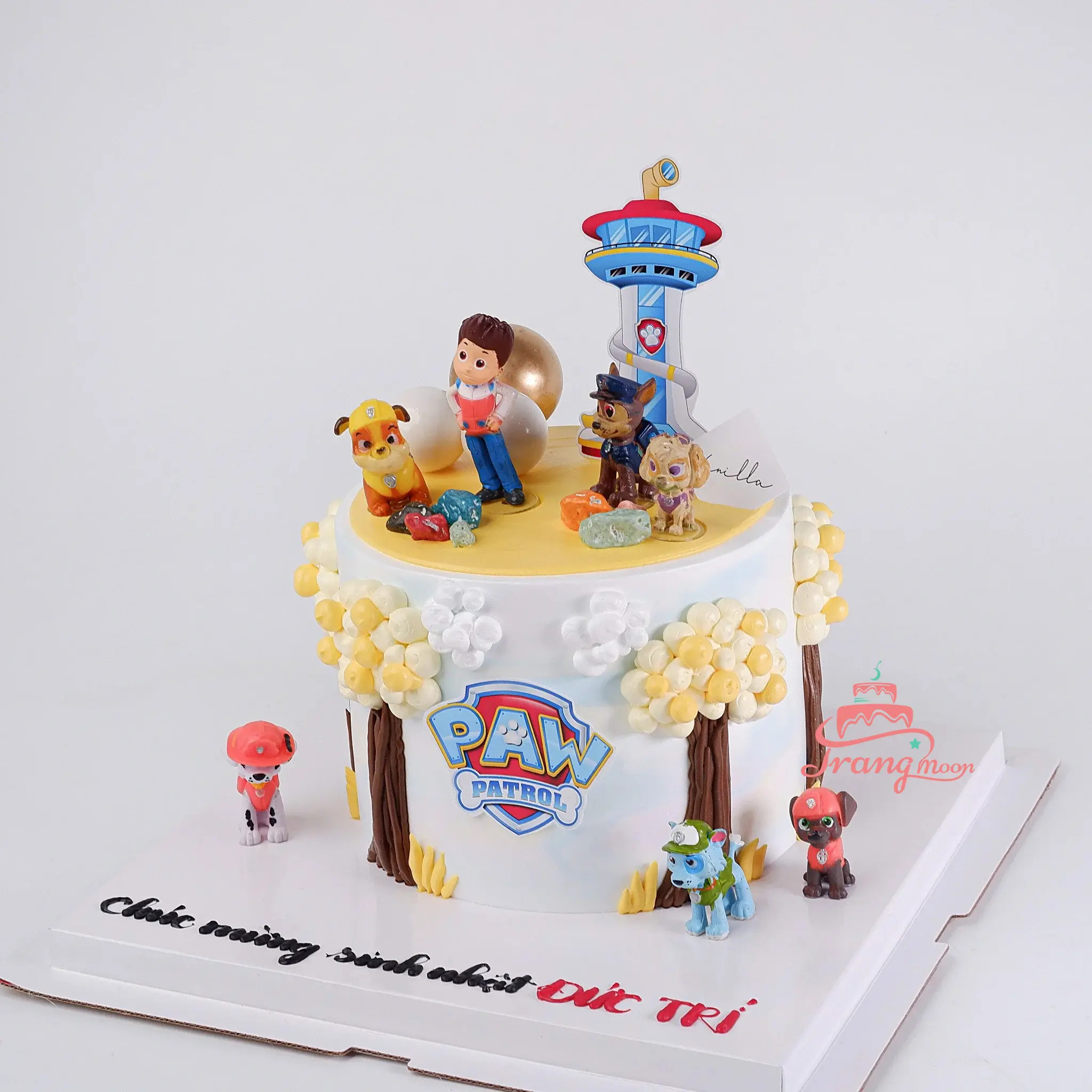 Hình ảnh một cô bé dễ thương đang vui vẻ lựa chọn bánh kem tại tiệm bánh, gợi ý về trải nghiệm đáng yêu