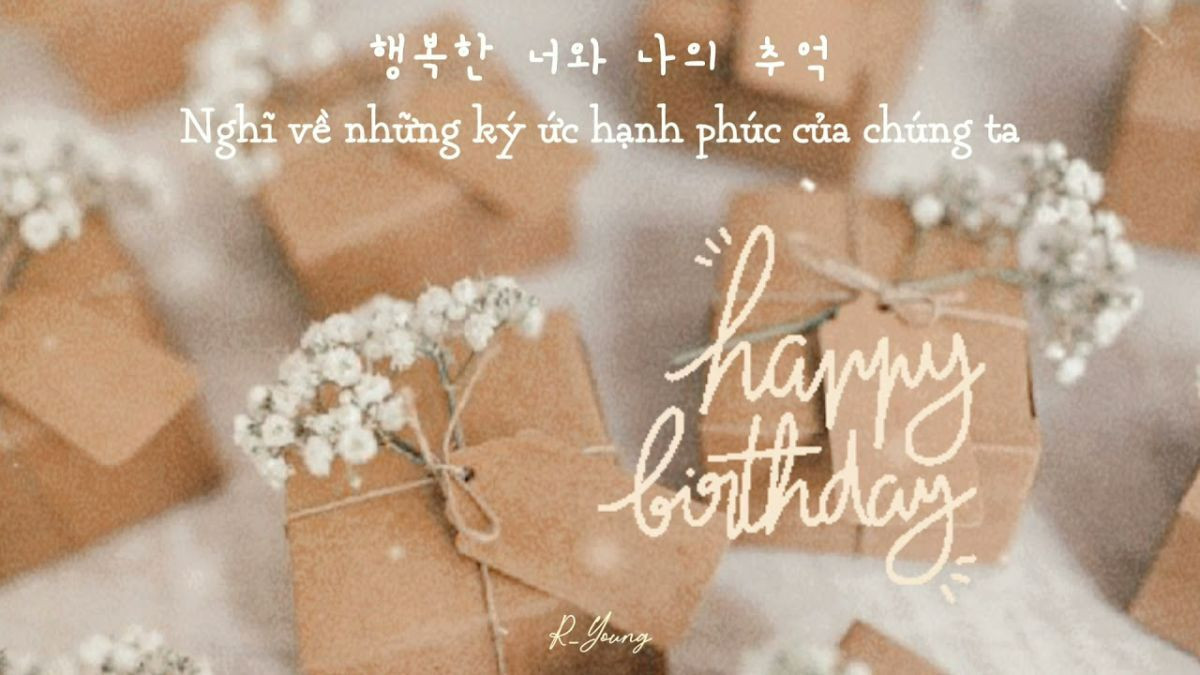 Hình ảnh một cô gái trẻ cầm bánh sinh nhật mini với một ngọn nến, tươi cười hạnh phúc