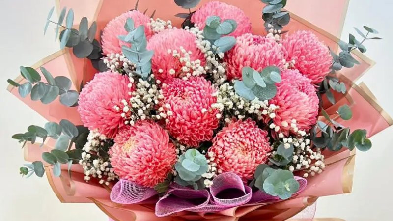 Hoa cẩm chướng hồng và trắng, kết hợp với lá xanh tạo nên ảnh hoa sinh nhật đẹp nhẹ nhàng.