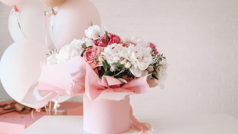 Hoa cẩm tú cầu xanh biếc và hồng pastel kết hợp hài hòa, tạo nên hình ảnh hoa sinh nhật đẹp mắt.