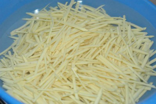 Hòa quyện khoai lang vào bột bánh
