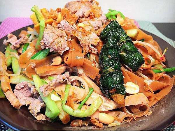 Hoàn thành tô bánh đa trộn đầy màu sắc và hương vị thơm ngon
