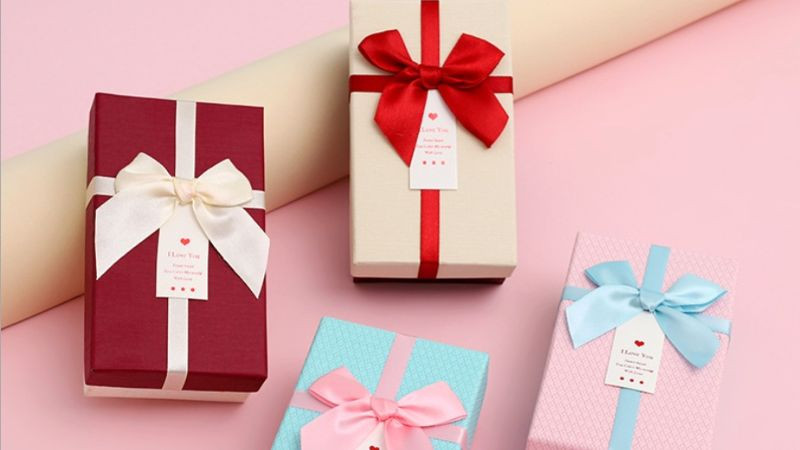 Hộp quà sinh nhật hình chữ nhật gắn nơ đẹp