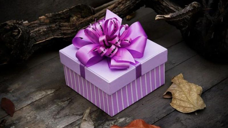 Hộp quà sinh nhật hình vuông màu tím