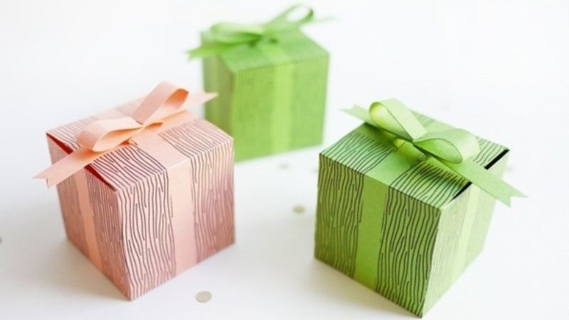 Hộp quà sinh nhật hình vuông vân gỗ