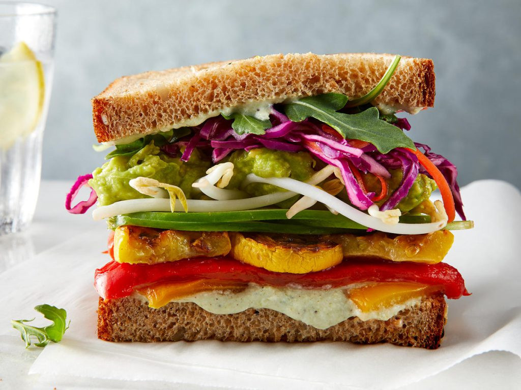 Hướng dẫn ăn bánh mì sandwich đúng cách để giữ dáng