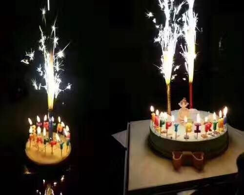 Hướng dẫn cách sử dụng pháo hoa sinh nhật an toàn bằng cách châm lửa vào đầu pháo.