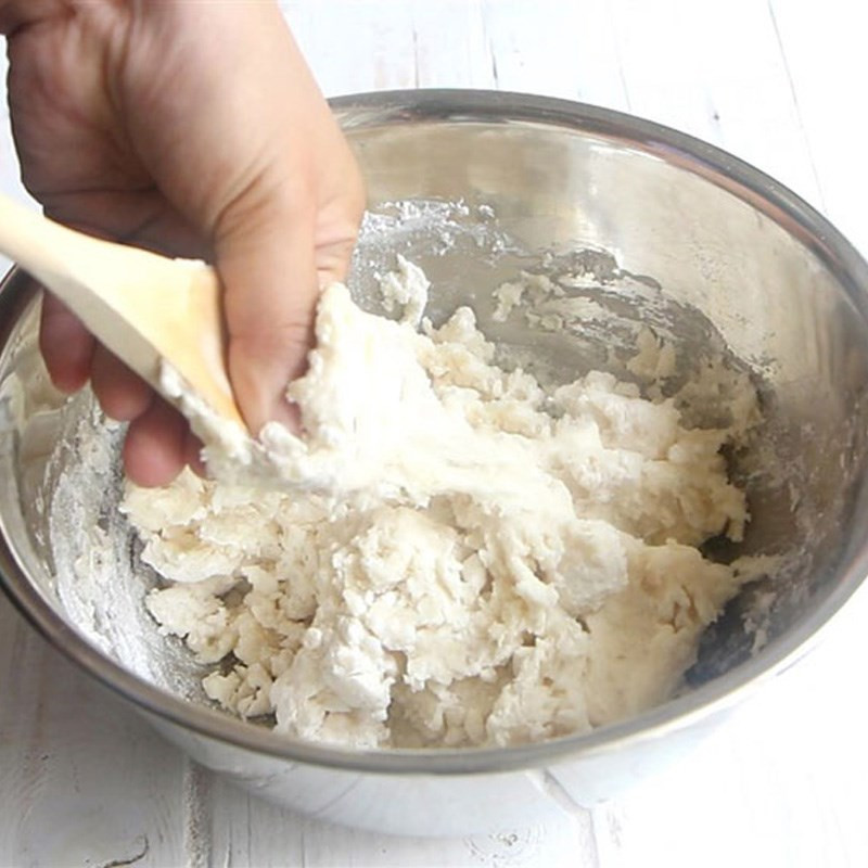 Hướng dẫn trộn bột gạo tẻ làm vỏ bánh hòn dẻo mịn.