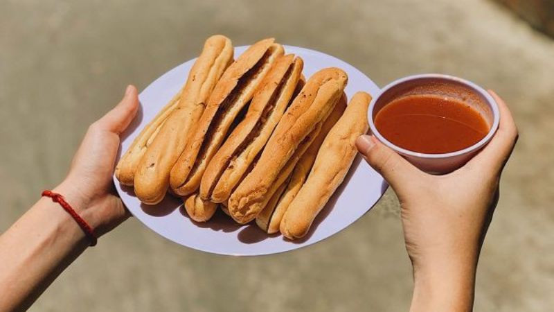 Kem tươi bánh mì cay Shelly mang đến sự kết hợp độc đáo giữa bánh mì cay và kem tươi.