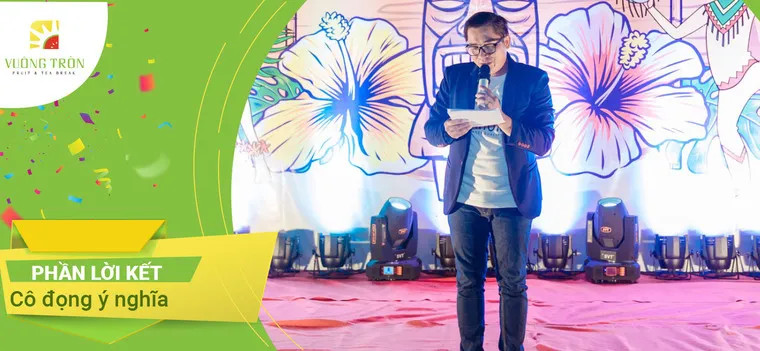 Khán giả vỗ tay trong phần kết thúc lời dẫn chương trình sinh nhật